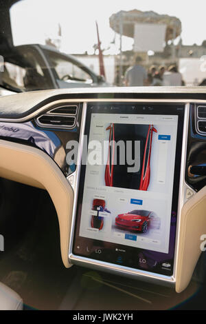 Console centrale d'une Tesla Model S P100D Banque D'Images