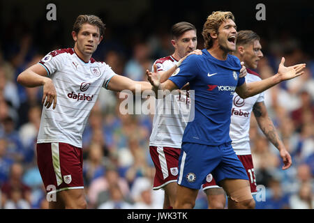 Burnley's Stephen Ward (centre) et de Chelsea's Marcos Alonso s'affrontent dans le fort au cours de la Premier League match à Stamford Bridge, Londres. Banque D'Images