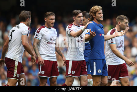 Burnley's Stephen Ward (centre) et de Chelsea's Marcos Alonso s'affrontent dans le fort au cours de la Premier League match à Stamford Bridge, Londres. Banque D'Images