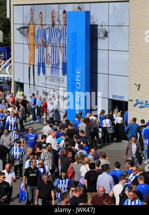 Vue générale des fans arrivant au stade avant le match de la Premier League au stade AMEX, Brighton. APPUYEZ SUR ASSOCIATION photo. Date de la photo: Samedi 12 août 2017. Voir PA Story FOOTBALL Brighton. Le crédit photo devrait se lire comme suit : Gareth Fuller/PA Wire. RESTRICTIONS : aucune utilisation avec des fichiers audio, vidéo, données, listes de présentoirs, logos de clubs/ligue ou services « en direct » non autorisés. Utilisation en ligne limitée à 75 images, pas d'émulation vidéo. Aucune utilisation dans les Paris, les jeux ou les publications de club/ligue/joueur unique. Banque D'Images