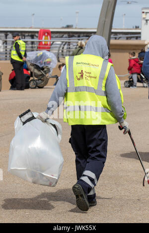 Des employés du Conseil de Blackpool rue cueillette déchets sur la promenade du centre-ville de pointe, Lancashire, UK Banque D'Images