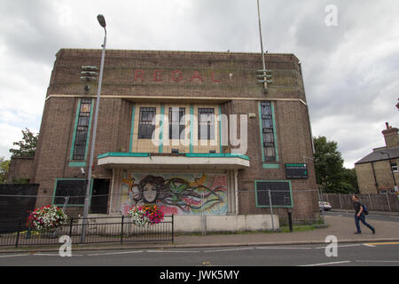 Regal Cinema building, HIghams Park, London, UK, vieille photo cinéma maison, maintenant utilisée comme salle de billard Banque D'Images