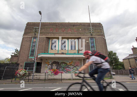 Regal Cinema building, HIghams Park, London, UK, vieille photo cinéma maison, maintenant utilisée comme salle de billard Banque D'Images