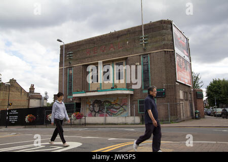 Regal Cinema building, HIghams Park, London, UK, vieille photo cinéma maison, maintenant utilisée comme salle de billard Banque D'Images