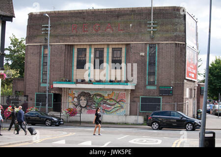 Regal Cinema building, HIghams Park, London, UK, vieille photo cinéma maison, maintenant utilisée comme salle de billard Banque D'Images