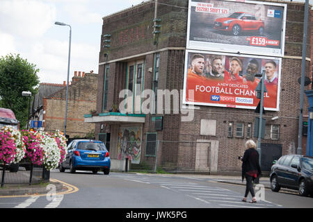 Regal Cinema building, HIghams Park, London, UK, vieille photo cinéma maison, maintenant utilisée comme salle de billard Banque D'Images