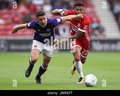 L'Enda Stevens de Sheffield United (à gauche) et du Middlesbrough Cyrus Christie bataille pour le ballon pendant le match de championnat Sky Bet au stade Riverside, Middlesbrough. Banque D'Images