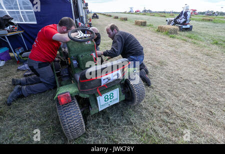 Des ajustements sont apportés à une tondeuse pendant les qualifications pour le British Tondeuse Racing Association 12 heures à Five Oaks près de Aldham dans West Sussex. Banque D'Images