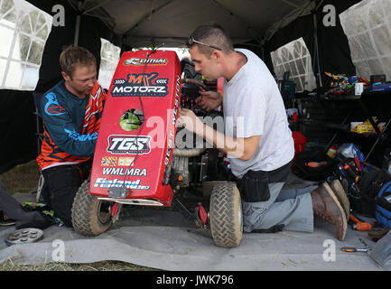 Des ajustements sont apportés à une tondeuse après les qualifications pour le British Lawn mower Racing Association 12 heures à Five Oaks près de Aldham dans West Sussex. Banque D'Images