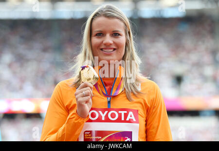 Le Dafne Schippers des pays-Bas célèbre avec la médaille d'or sur le podium pour la finale de 200m Womens au cours du neuvième jour des Championnats du monde de l'IAAF 2017 au stade de Londres. APPUYEZ SUR ASSOCIATION photo. Date de la photo: Samedi 12 août 2017. Voir PA Story ATHLETICS World. Le crédit photo doit être lu : Jonathan Brady/PA Wire. Banque D'Images