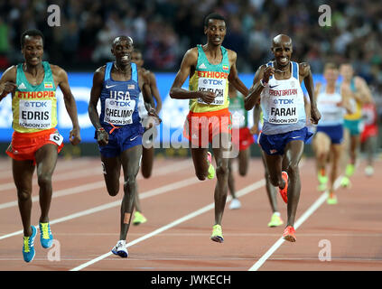 Mo Farah (à droite), en Grande-Bretagne, participe à la finale masculine de 5000m au cours du neuvième jour des Championnats du monde de l'IAAF 2017 au stade de Londres. Date de la photo: Samedi 12 août 2017. Voir PA Story ATHLETICS World. Le crédit photo devrait se lire: Martin Rickett/PA Wire. Banque D'Images