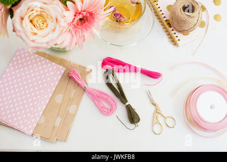 L'artisanat fait main, concept. Matières pour faire des bracelets et des chaînes d'emballage de produits - de la ficelle, des rubans. Concept de travail féminin. Offres de fa Banque D'Images