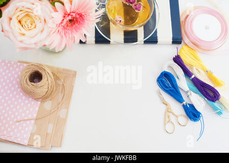 L'artisanat fait main, concept. Matières pour faire des bracelets et des chaînes d'emballage de produits - de la ficelle, des rubans. Concept de travail féminin. Offres de fa Banque D'Images
