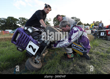 Une équipe vérifier leur tondeuse avant le début de la British Tondeuse Racing Association 12 heures à Five Oaks près de Aldham dans West Sussex. Banque D'Images