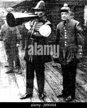 Un vieux journal waterman photographie des bateliers de la Tamise (Londres) en uniforme au cours d'une de leurs courses de bateaux août annuelle. -Pour le manteau et badgesporting Doggetts Banque D'Images