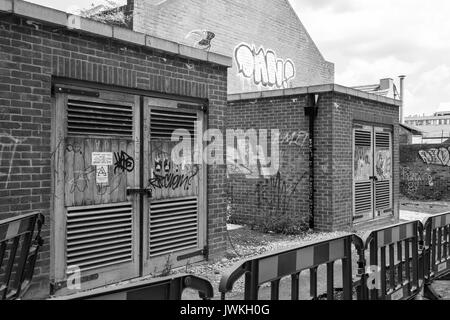 Dépendances électriques, abandonnés, abandonnés, scellés, barrières de travaux routiers, délabrage, zone urbaine, briques extérieures, dans les ruines, bâtiments jumeaux, Graffiti Banque D'Images