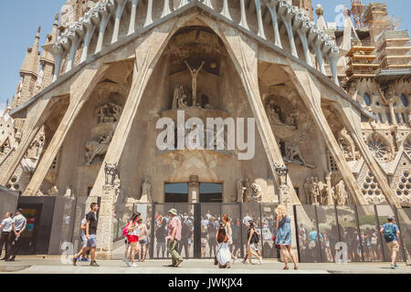 Barcelone, Espagne - 21 juin 2017 : les touristes faisant la queue pour entrer dans la Sagrada Familia, une grande église catholique romaine conçu par l'architecte catalan Antoni Banque D'Images