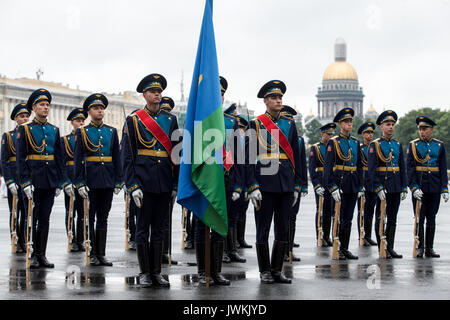 Les gardes d'honneur lors de la journée 'russe' parachutistes célébrations dans la place Dvortsovaya de Saint-Pétersbourg, le 2 août 2017. Les troupes aéroportées de la Russie (béret bleu) célèbrent leur fête professionnelle le jour de l'Élie, le prophète, leur patron. Banque D'Images