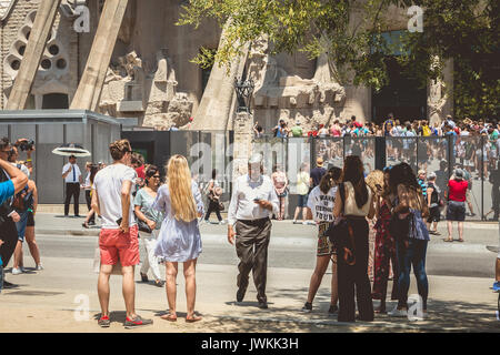 Barcelone, Espagne - 21 juin 2017 : les touristes faisant la queue pour entrer dans la Sagrada Familia, une grande église catholique romaine conçu par l'architecte catalan Antoni Banque D'Images