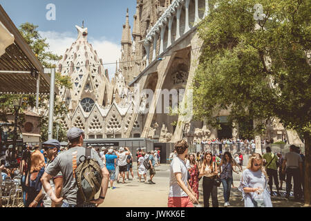 Barcelone, Espagne - 21 juin 2017 : les touristes faisant la queue pour entrer dans la Sagrada Familia, une grande église catholique romaine conçu par l'architecte catalan Antoni Banque D'Images