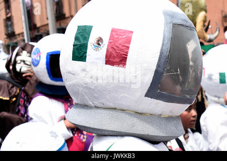 Les participants habillés en costume d'astronaute sont la marche si la rue. Des centaines de personnes sont vu participer pendant le défilé annuel de la folie, un défilé traditionnel pour célébrer bienvenue de la maison de vacances de San Antonio. Banque D'Images