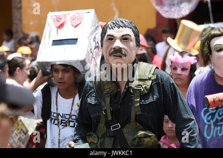 Les participants habillés en costume d'humour sont à pied si la rue. Des centaines de personnes sont vu participer pendant le défilé annuel de la folie, un défilé traditionnel pour célébrer bienvenue de la maison de vacances de San Antonio. Banque D'Images