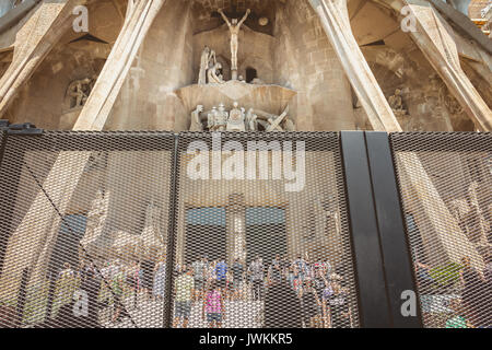 Barcelone, Espagne - 21 juin 2017 : les touristes faisant la queue pour entrer dans la Sagrada Familia, une grande église catholique romaine conçu par l'architecte catalan Antoni Banque D'Images