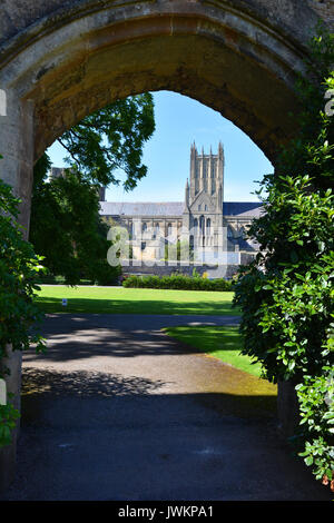 Voir l'arche à travers le jardin clos dans le jardin du palais de l'évêque à la cathédrale de Wells, Somerset, Angleterre Banque D'Images