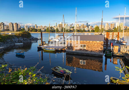 Bateau-taxi à Heritage Harbour près du Musée maritime sur Kitsilano False Creek Seawall avec vue sur les immeubles du centre-ville de Vancouver, C.-B. Canada Banque D'Images