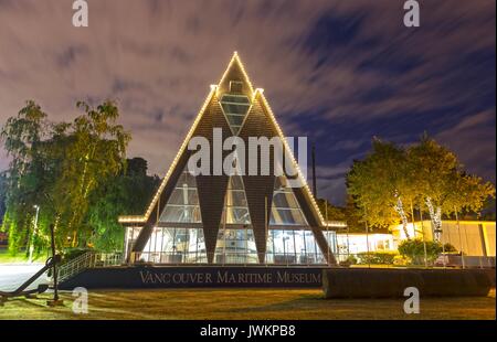 Kitsilano Maritime Museum Building vue de nuit extérieure près de Heritage Harbour sur Vancouver BC False Creek Seawall Banque D'Images