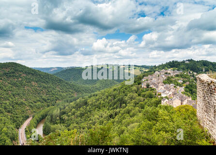 Vue sur le village et la campagne du château perché de Najac en Aveyron, France Banque D'Images