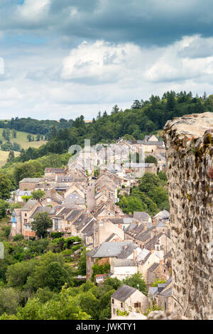 Vue sur le village et la campagne du château perché de Najac en Aveyron, France Banque D'Images