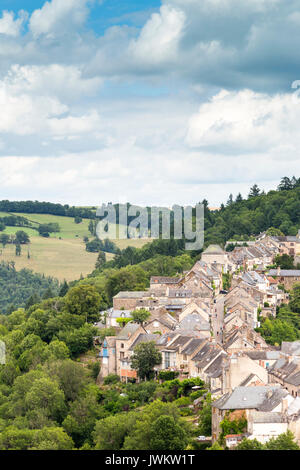 Vue sur le village et la campagne du château perché de Najac en Aveyron, France Banque D'Images