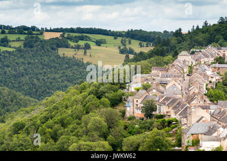 Vue sur le village et la campagne du château perché de Najac en Aveyron, France Banque D'Images