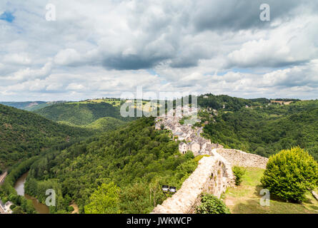 Vue sur le village et la campagne du château perché de Najac en Aveyron, France Banque D'Images