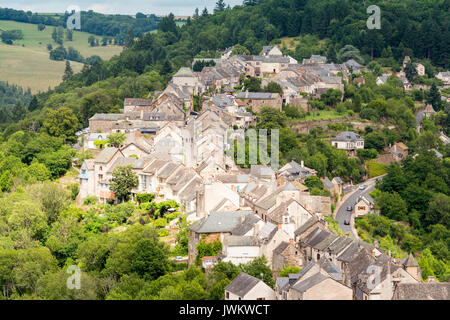 Vue sur le village et la campagne du château perché de Najac en Aveyron, France Banque D'Images