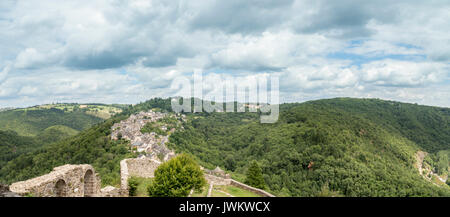 Vue sur le village et la campagne du château perché de Najac en Aveyron, France Banque D'Images