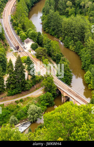 Route, chemin de fer et la rivière se rejoignent dans l'Aveyron, près de Najac, France Banque D'Images