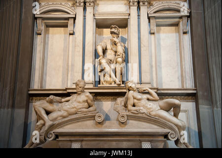 Tombeau Renaissance de Giuliano di Lorenzo de' Medici avec nuit et jour par Michel-ange dans Sagrestia Nuova de Cappelle Medicee dans la Basilique di San Lorenz Banque D'Images