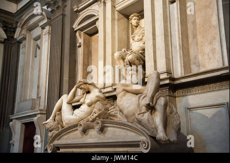 Tombeau Renaissance de Giuliano di Lorenzo de' Medici avec nuit et jour par Michel-ange dans Sagrestia Nuova de Cappelle Medicee dans la Basilique di San Lorenz Banque D'Images