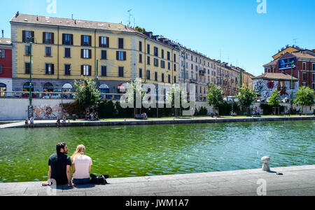 Un couple profitez d'une journée d'été dans le quartier bohème du quartier Navigli de Milan, Italie Banque D'Images