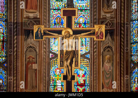 Autel et crucifix dans gothique Basilique Santa Croce (Basilique de la Sainte Croix) dans le centre historique de Florence dans la liste du patrimoine mondial par l'UNESCO en Fl Banque D'Images