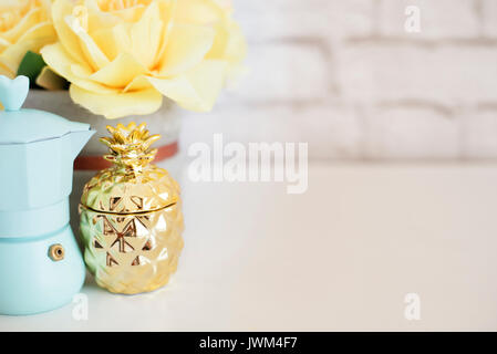 Mur de briques de l'écran du produit. Roses jaunes des maquettes. Le titre de Stock Photography. Café Bleu, golden pineapple sur blanc 24. La féminité de la mode travailler Banque D'Images