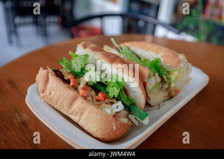 Sandwich vietnamien banh mi sur la table Banque D'Images