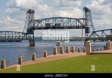 Bateau sous le pont sur la rivière Ste-Croix à Stillwater, MN Banque D'Images