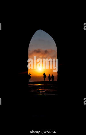 Lever du soleil sur de Glastonbury Tor arch sur la colline à Glastonbury, Grande-Bretagne Banque D'Images