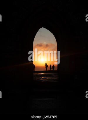 Lever du soleil sur de Glastonbury Tor arch sur la colline à Glastonbury, Grande-Bretagne Banque D'Images