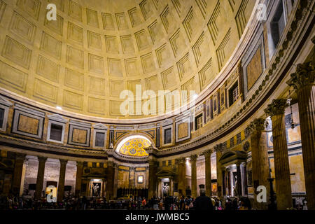 Intérieur de l'ancien Panthéon y compris le dôme, colonnes et statues en marbre à Rome Italie pendant la nuit Banque D'Images