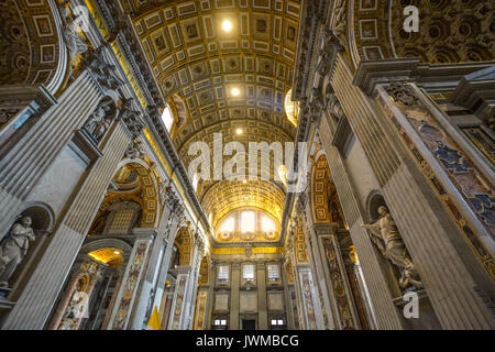Intérieur de la Basilique St Pierre dans la Cité du Vatican, Rome, Italie Banque D'Images