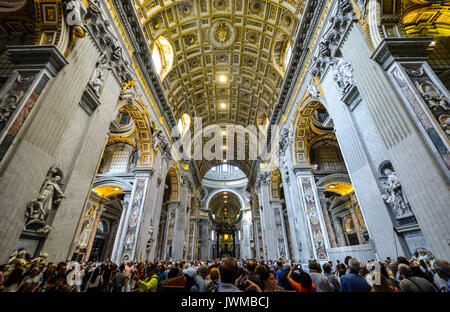 Intérieur de la Basilique St Pierre dans la Cité du Vatican, Rome, Italie Banque D'Images